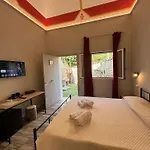 Golden House בית הארחה