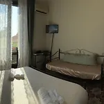 Golden House צ'פאלו