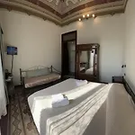 בית הארחה Golden House 4*