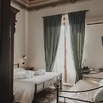בית הארחה Golden House 4*