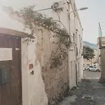 Golden House בית הארחה