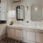 בית הארחה Golden House 4*