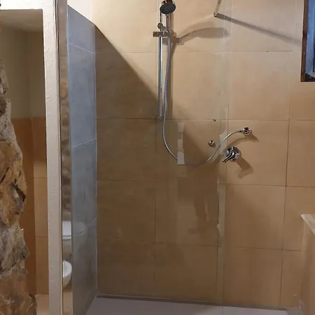 בית הארחה Golden House 4*