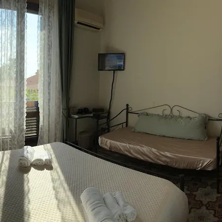 Golden House צ'פאלו