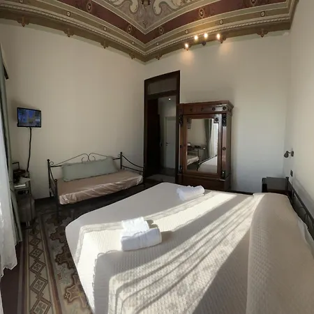 בית הארחה Golden House 4*