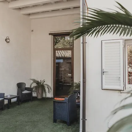 Golden House 4* צ'פאלו