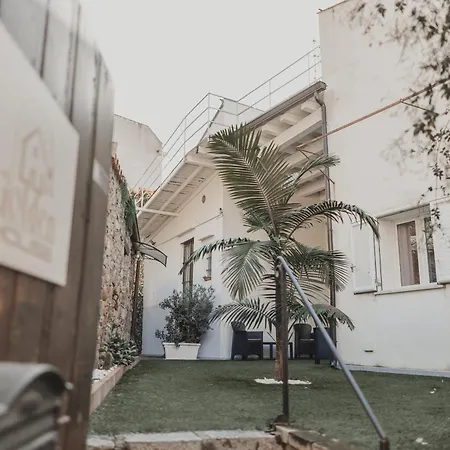 בית הארחה Golden House 4*